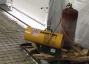 Фото процесса прогрева армирующей конструкции тепловой пушкой перед заливкой бетоном
