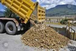 Фото процесса выгрузки щебня на объекте 