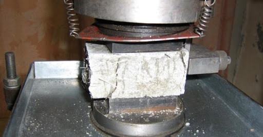 Фото тестирования бетона по показателю прочность на сжатие